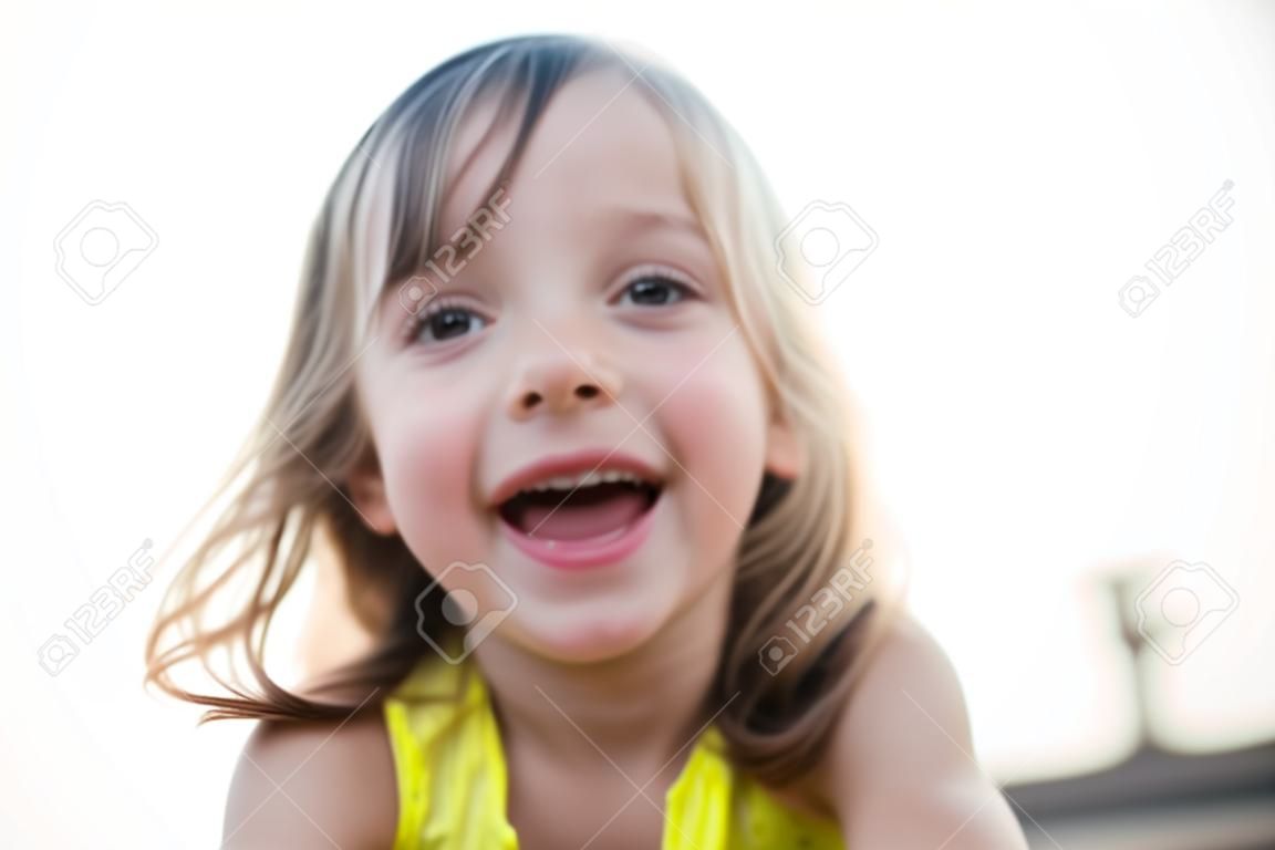 Nahaufnahmeporträt eines netten kleinen Mädchens