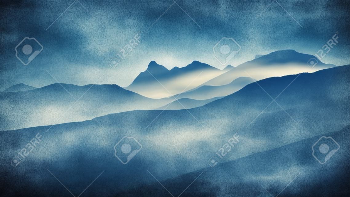 cime delle montagne dei Carpazi occidentali in autunno coperte di nebbia o nuvole con sfumature blu e linee multidimensionali - look retrò vintage