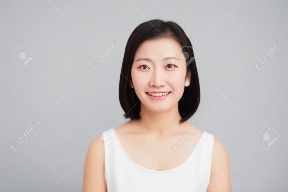 Portret van Aziatische middelste vrouw ando witte achtergrond