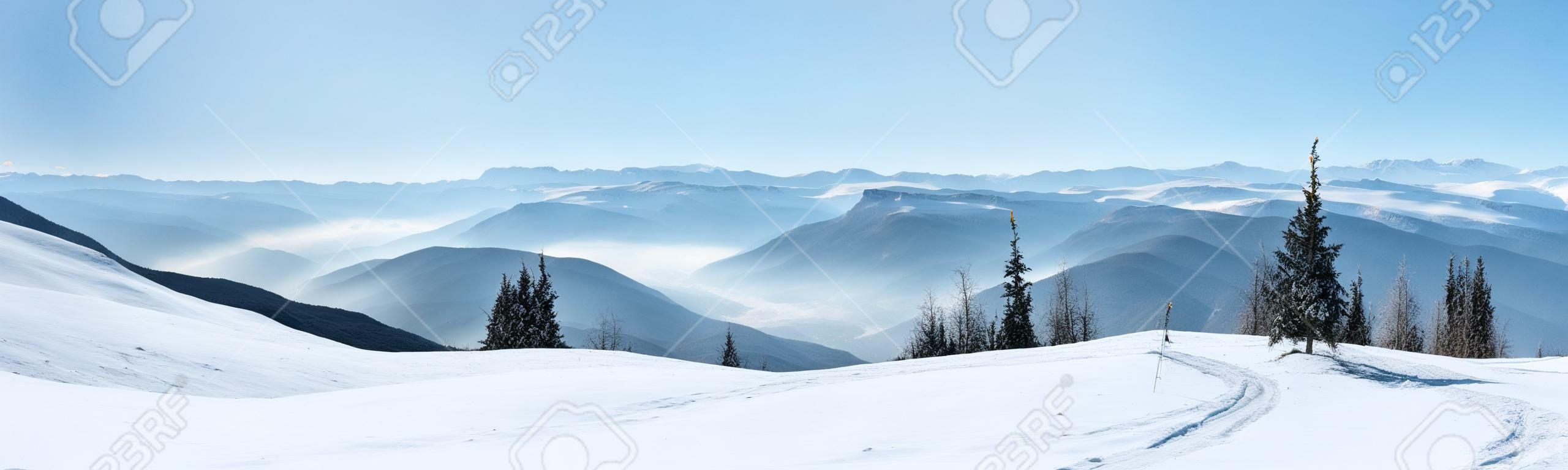 白雪皚皚的山，冬季高山山，冬季景觀壁紙，美麗的冬天景觀，歐洲山全景的全景視圖