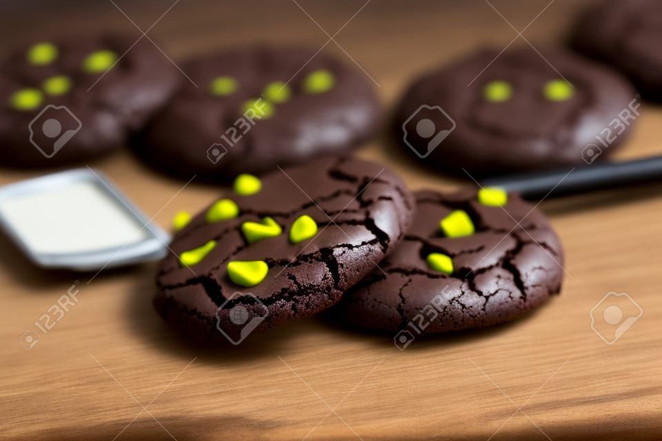 Bakrooster met chokolate koekjes op schoolbord achtergrond.