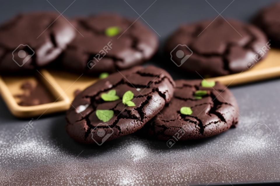 Siatka do pieczenia z czekoladowymi ciasteczkami na tle tablicy.