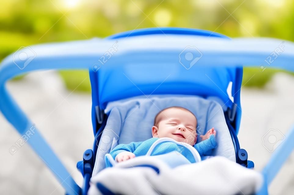 在童車可愛的小男嬰睡覺