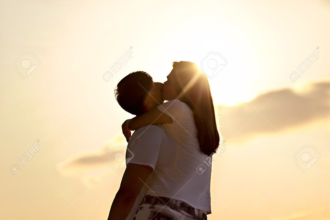 情侣接吻在日出海滩