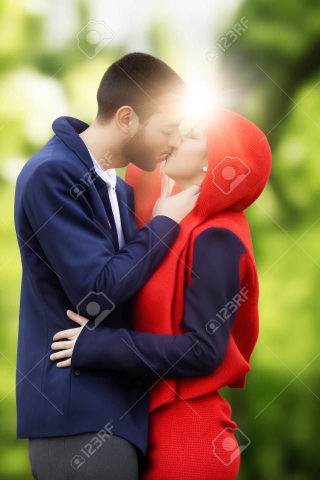 pareja besándose al aire libre en el parque