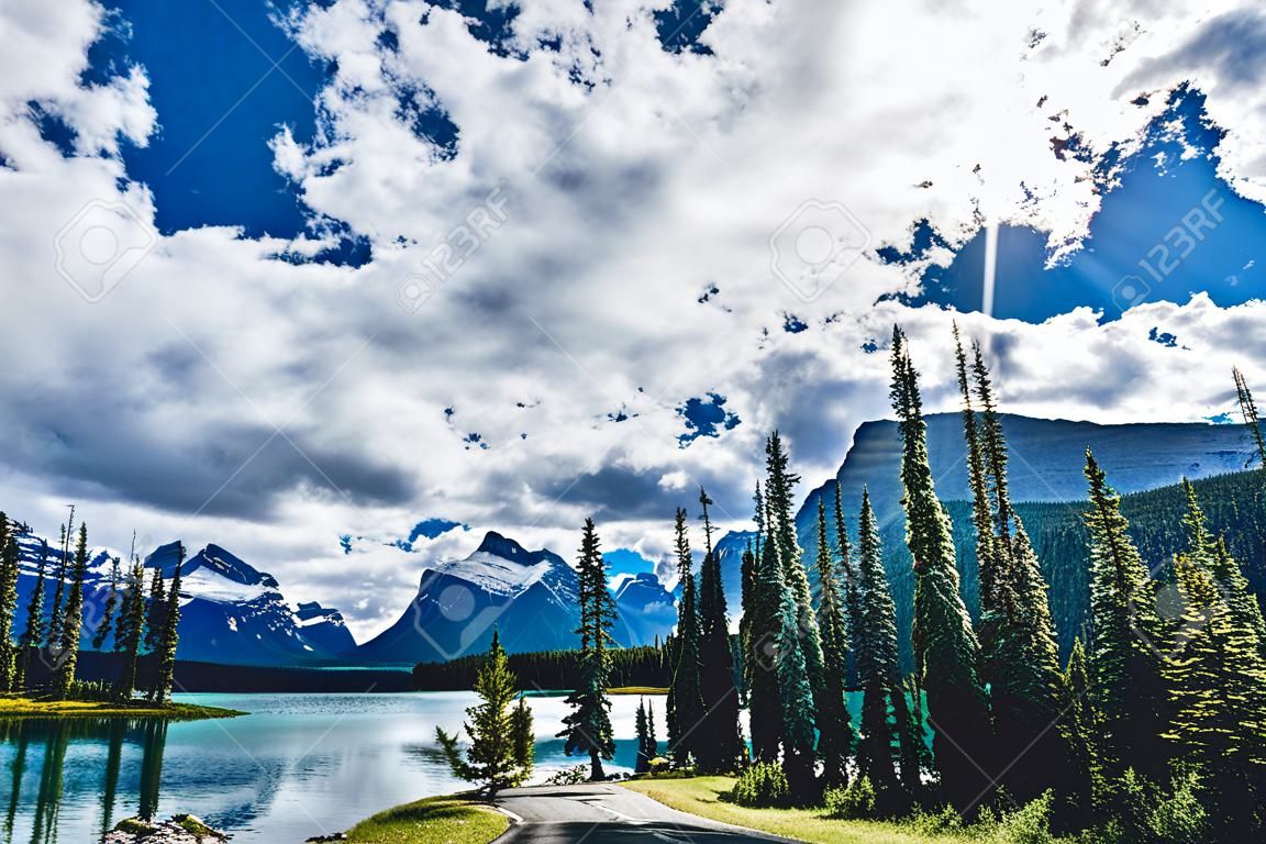 Piękna wyspa duchów na jeziorze maligne, park narodowy jasper, alberta, kanada