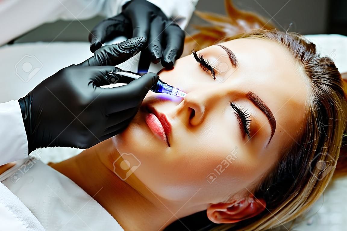 Portret van vrouwelijke patiënt met moderne niet-invasieve procedure van neuscorrectie, Dokter injecteert stof in patiënt neus, esthetische correctieve behandelingen concept