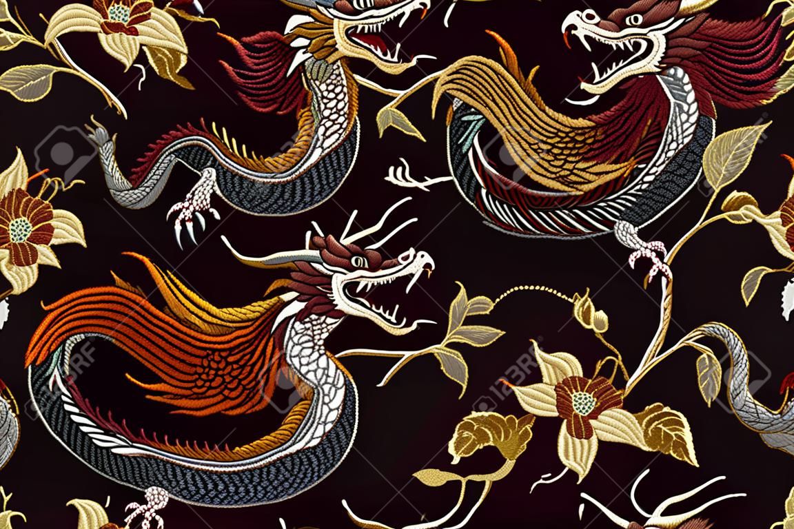 Dragões bordados e flores padrão sem emenda. Clássico bordado dragão asiático e belo padrão sem emenda de flores vintage. Vetor de dragões da China