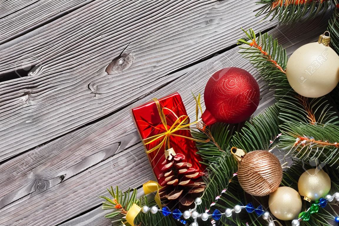 Bombki do dekoracji świątecznych z gałęziami jodły na drewnianym