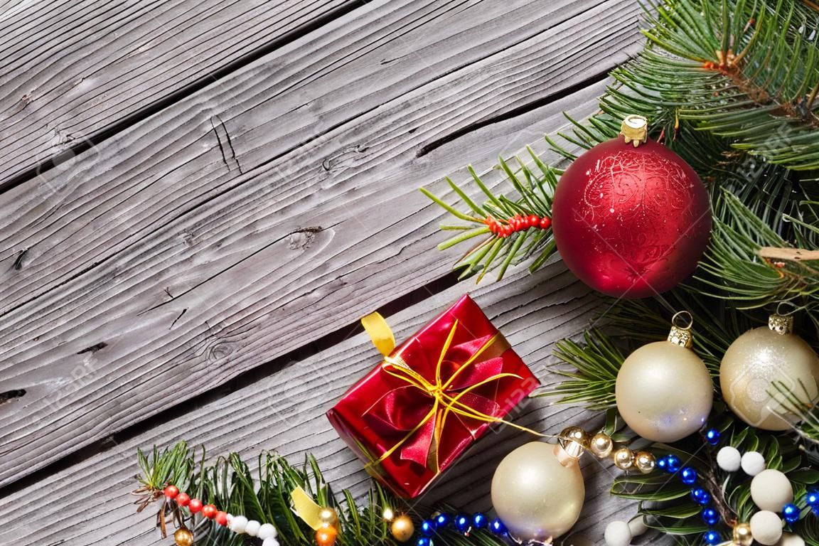 Bombki do dekoracji świątecznych z gałęziami jodły na drewnianym
