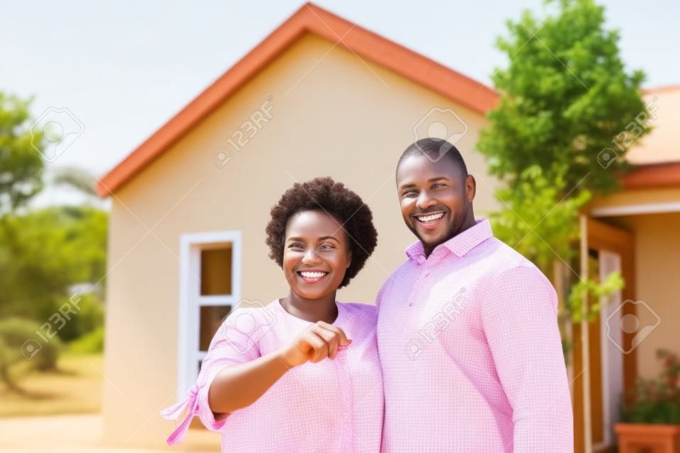 微笑非洲夫婦站在一起，他們的新家的鑰匙