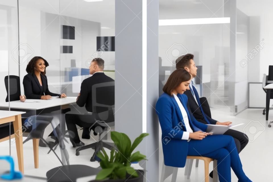Demandeurs d'emploi attendant d'être interviewés dans un bureau