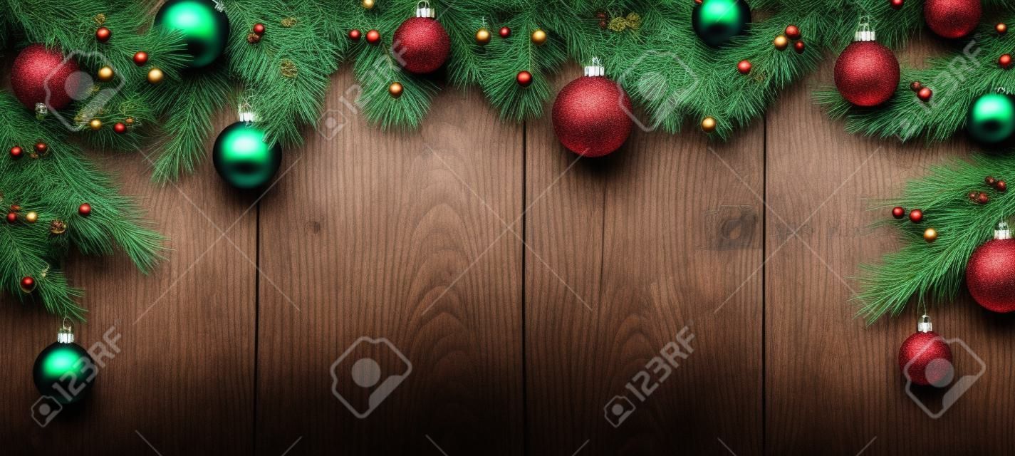 Fundo de madeira de Natal com ramos de abeto e bolas.