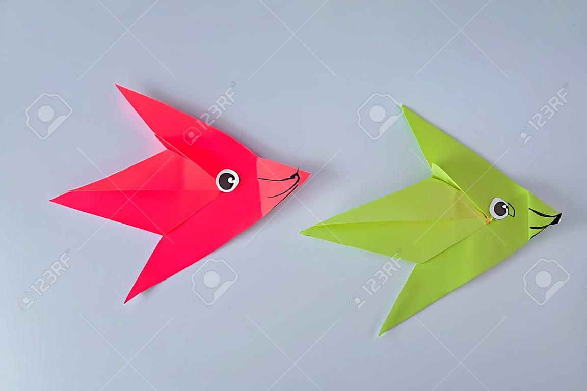 Instrucciones fotográficas paso a paso. Cómo hacer peces de papel de origami. Bricolaje para niños. Proyecto de arte infantil manualidades para niños.