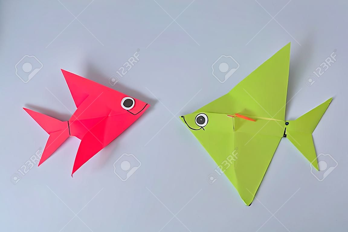 Instrucciones fotográficas paso a paso. Cómo hacer peces de papel de origami. Bricolaje para niños. Proyecto de arte infantil manualidades para niños.