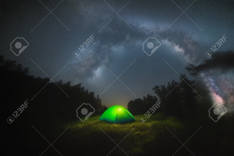 山地、ウクライナの Chernogorsky の範囲の星の空の下でのキャンプ