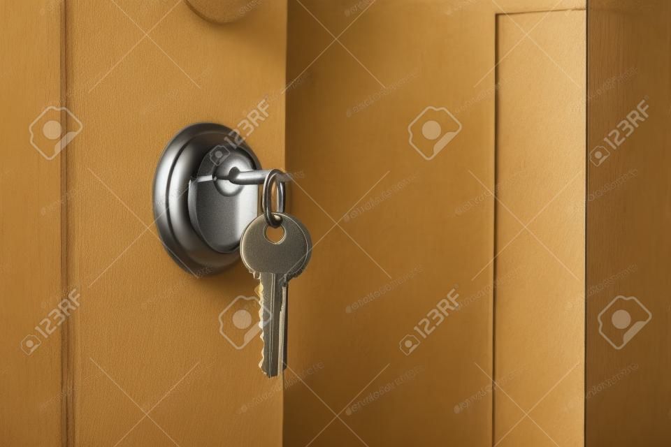 키, 열쇠 구멍, 백그라운드에서 침실에서에서 키와 함께 오픈 도어.