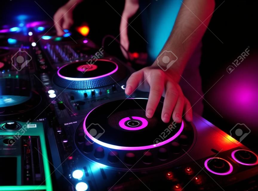 DJ는 파티에서 나이트 클럽에서 트랙을 믹스