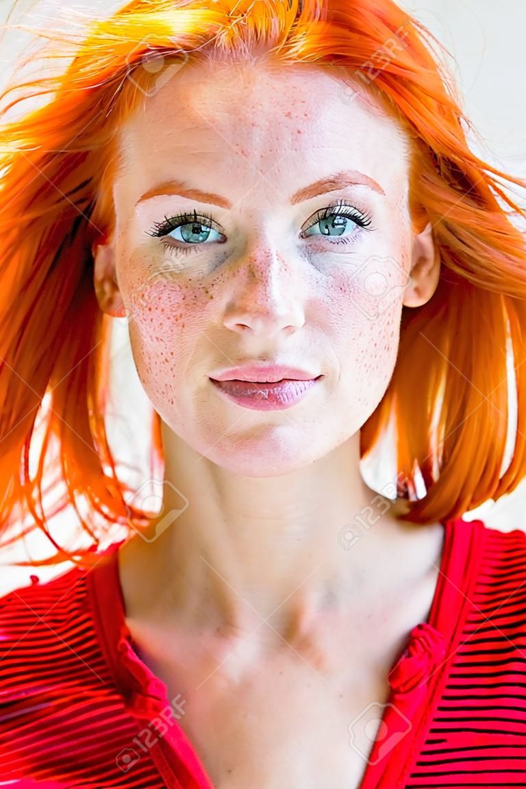 一个漂亮的红发女郎雀斑女人的画像