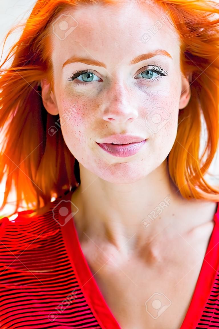 Portret pięknej rudowłosej piegowatej kobiety
