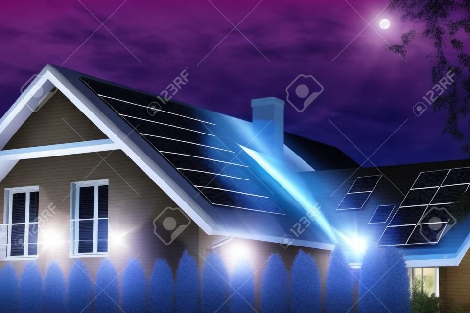 Casa moderna con paneles solares. vista nocturna de una hermosa casa blanca con paneles solares.