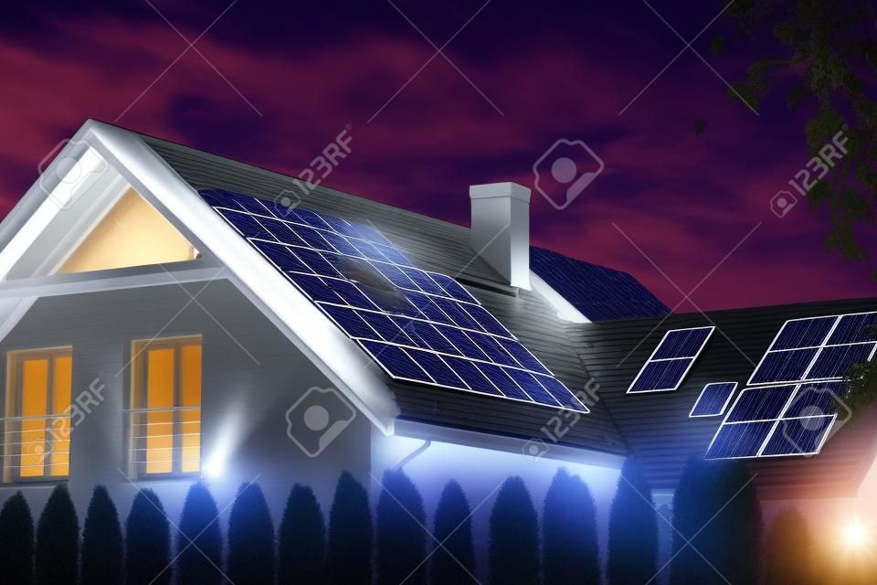 Casa moderna con pannelli solari. vista notturna di una bella casa bianca con pannelli solari.