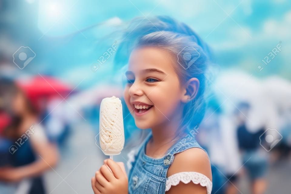 Teenager-Mädchen mit europäischem Aussehen, sieben Jahre alt, isst im Sommer draußen Eis am Stiel