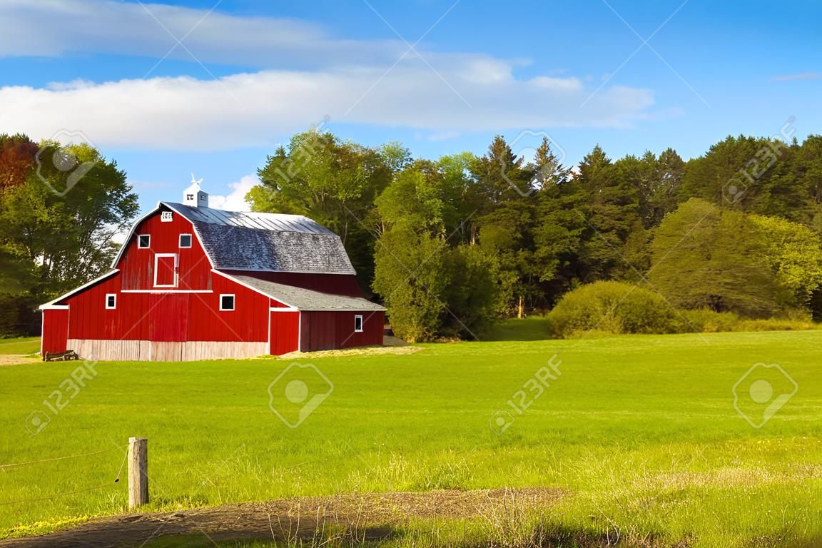 Traditional American Red Barn mit Blue Sky