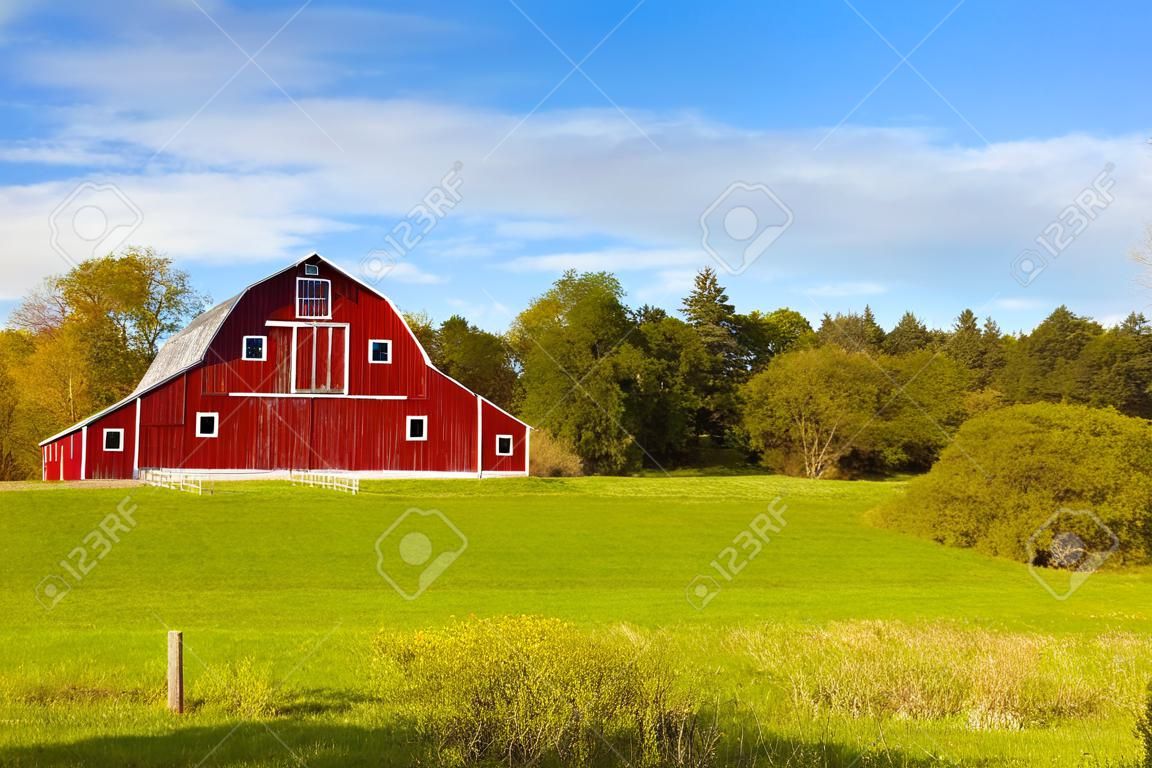 Tradicional granero rojo americano con el cielo azul