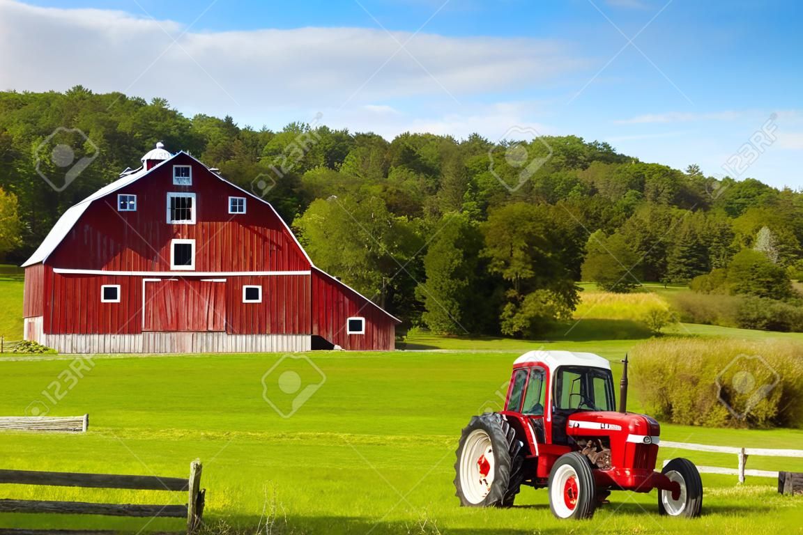 传统美国红色谷仓与老式拖拉机