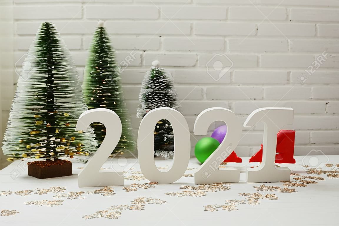 Frohes neues Jahr 2024, festlicher Hintergrund mit Weihnachtsbaum auf weißem Backsteinmauerhintergrund