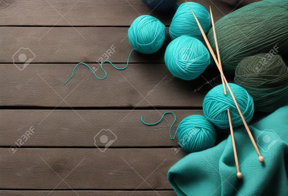 木製の表面に編み針と編み針