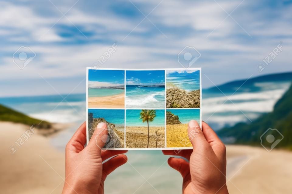 Cerrar manos irreconocible viajero turista hombre sosteniendo postal foto imagen fotografía collage imágenes de mar playa costa montaña paisajes naturales naturaleza montañas recuerdos vacaciones