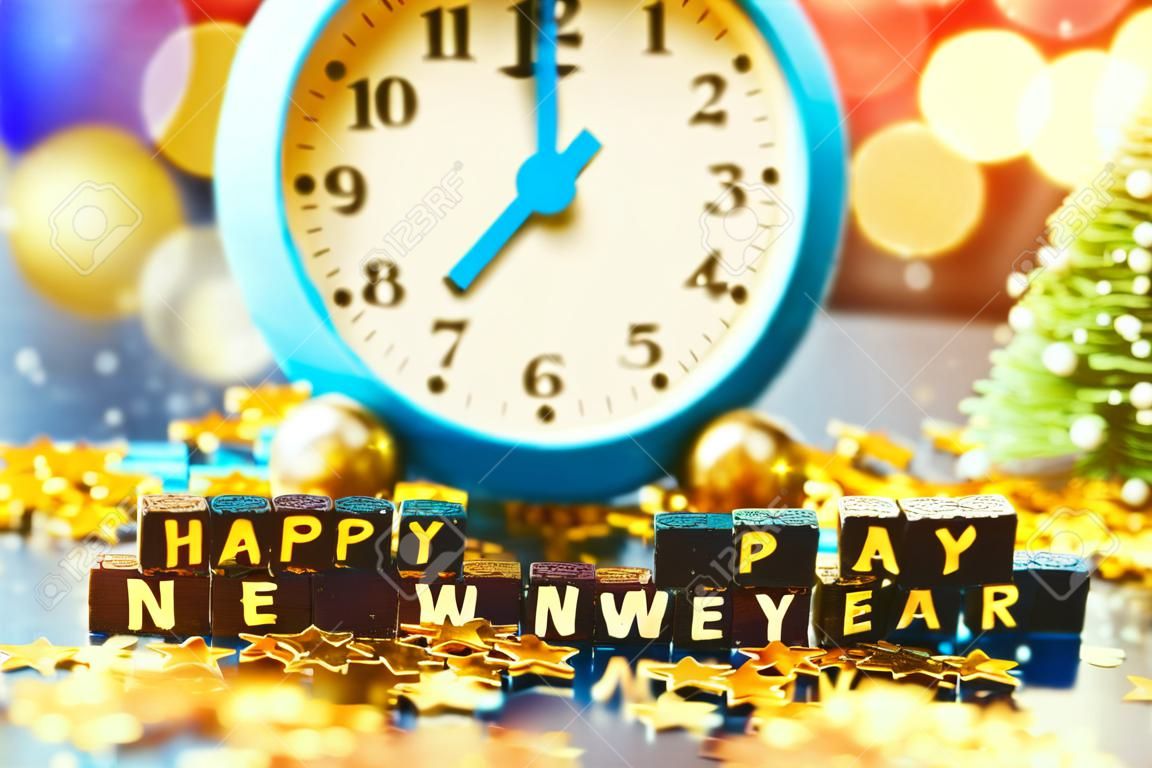 Подпись счастливый новый год из кирпича на фоне золотых звезд.