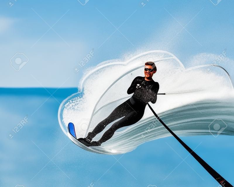 esquiador de água deslizando na superfície da água