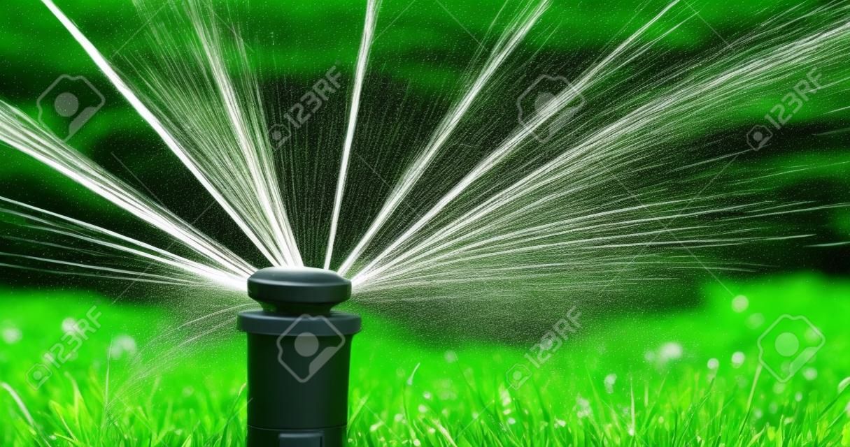 automata sprinkler rendszer öntötte a gyepet a háttérben a zöld fű