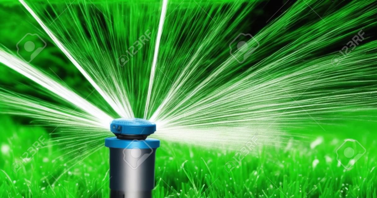automata sprinkler rendszer öntötte a gyepet a háttérben a zöld fű