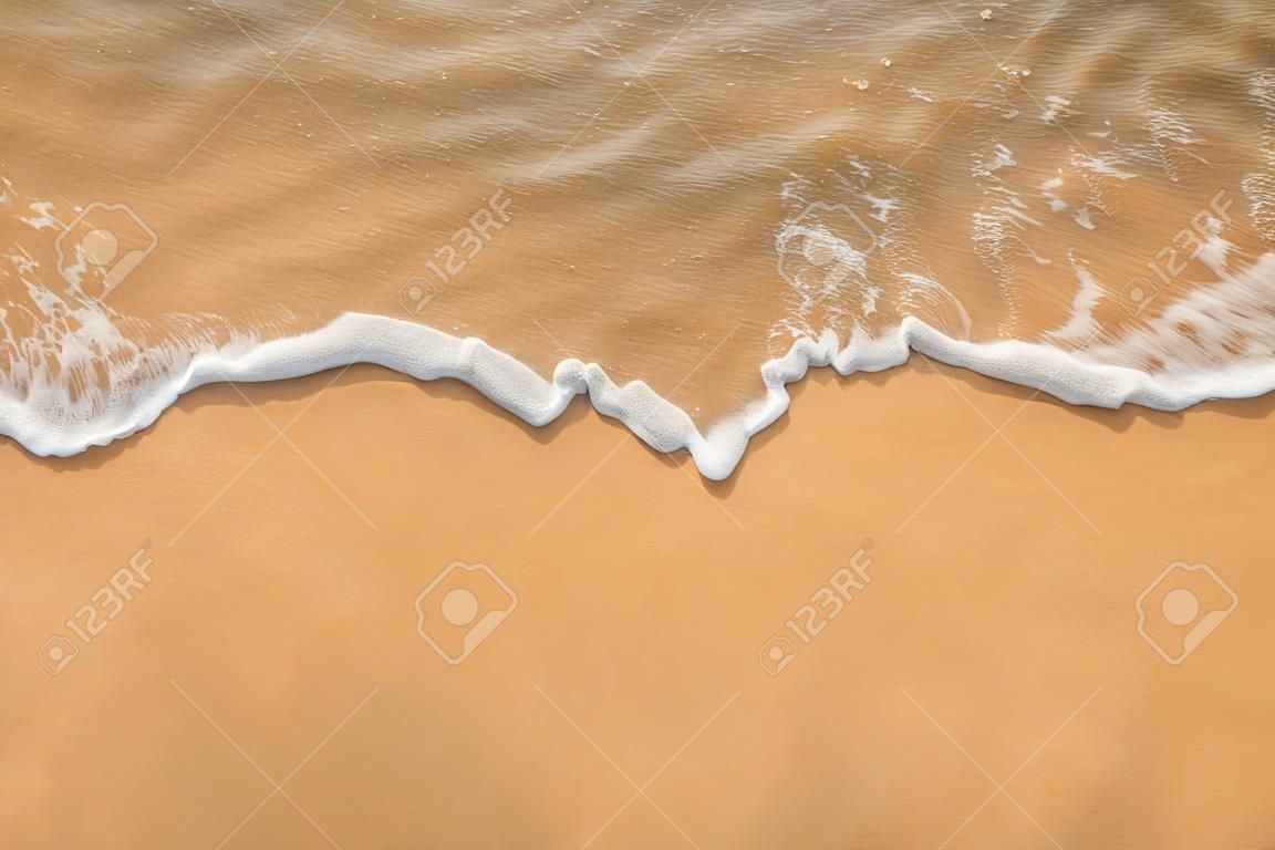 Onda no fundo da praia de areia