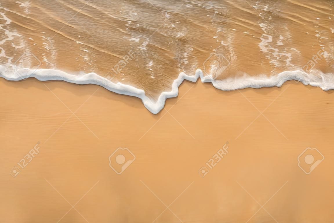 Onda no fundo da praia de areia