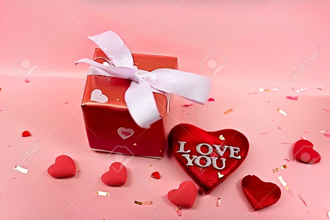Kompozycja walentynkowa białe pudełka na prezenty z kokardką i czerwonymi filcowymi sercami szablon zdjęcia tła widok z góry widok z góry