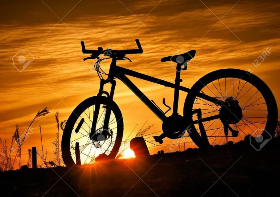 Schwarz-weiße Fahrrad auf einem Sonnenuntergang