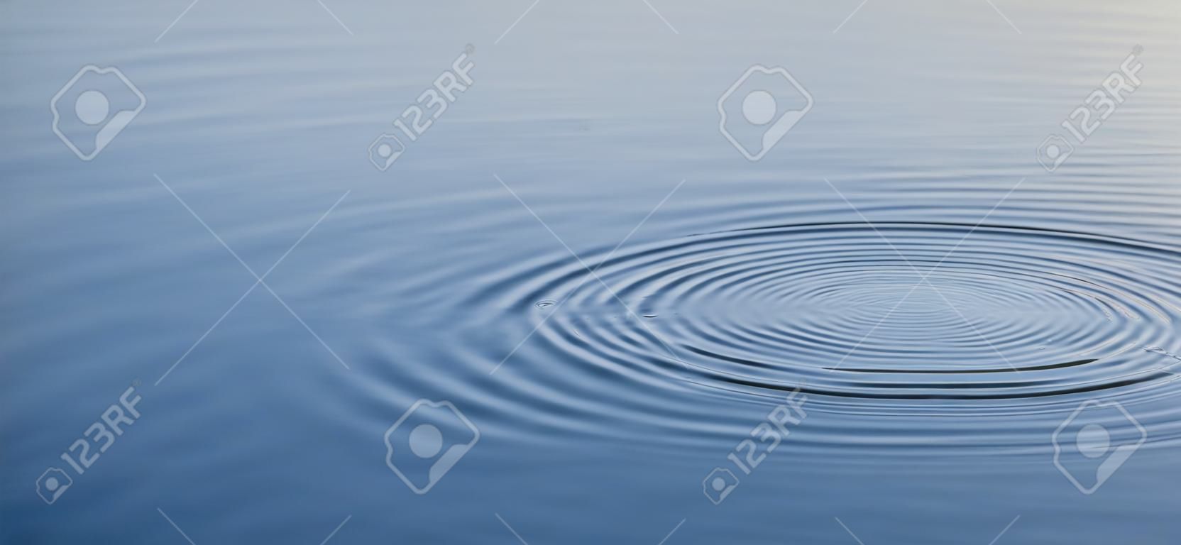 Ondulazione acqua con la luce del sole in un lago