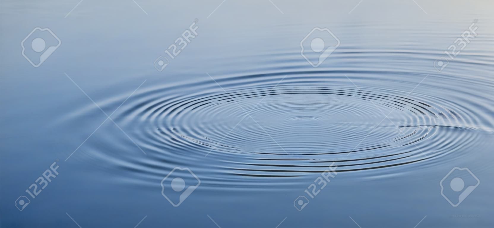 Ondulazione acqua con la luce del sole in un lago