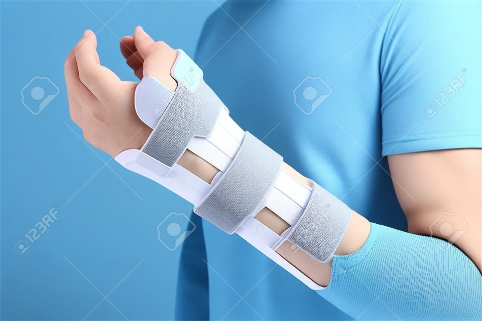 Bandage élastique au poignet. Bandage orthopédique médical de remise en forme pour les mains. Support élastique pour blessures au poignet. Bracelet de protection sport. Orthèse de positionnement du poignet. La douleur au poignet.