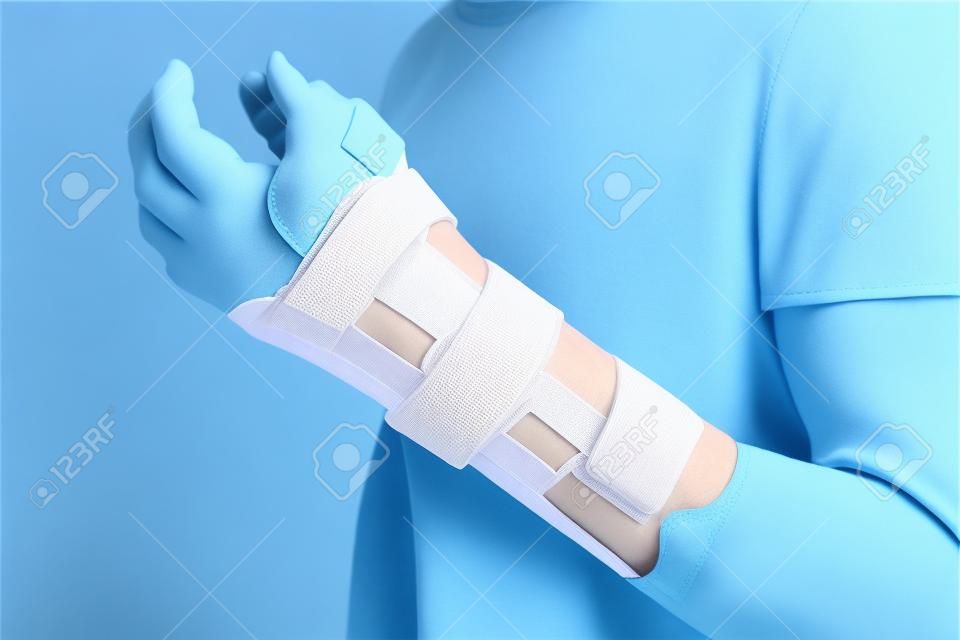 Bandagem elástica do pulso. Bandagem médica ortopédica da mão da aptidão. Apoio elástico da lesão do pulso. Pulseira protetora do esporte. Orthosis do posicionamento do pulso. Dor do pulso.