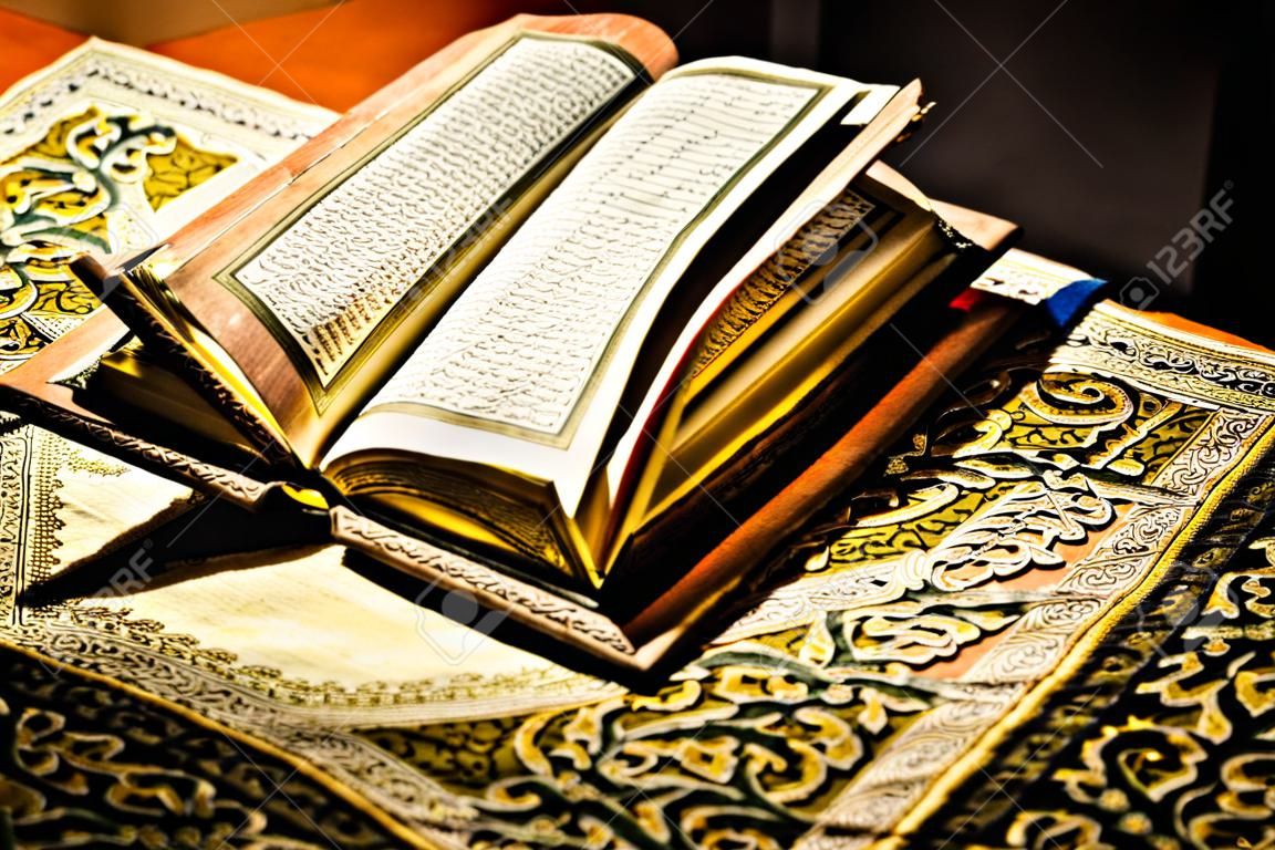 コーラン - イスラム教徒の神聖な本