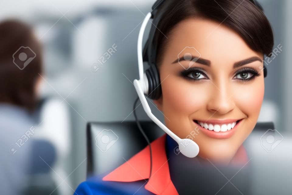 Vrouwelijke callcenter service operator op het werk.