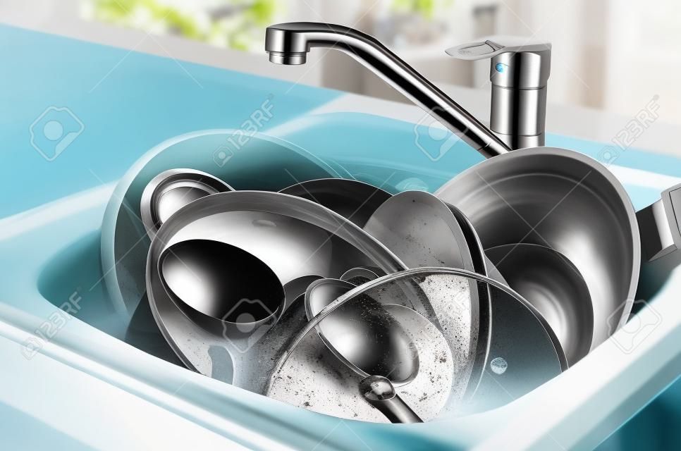 肮脏的盘子和未洗过的厨房用具填满了厨房的水槽。