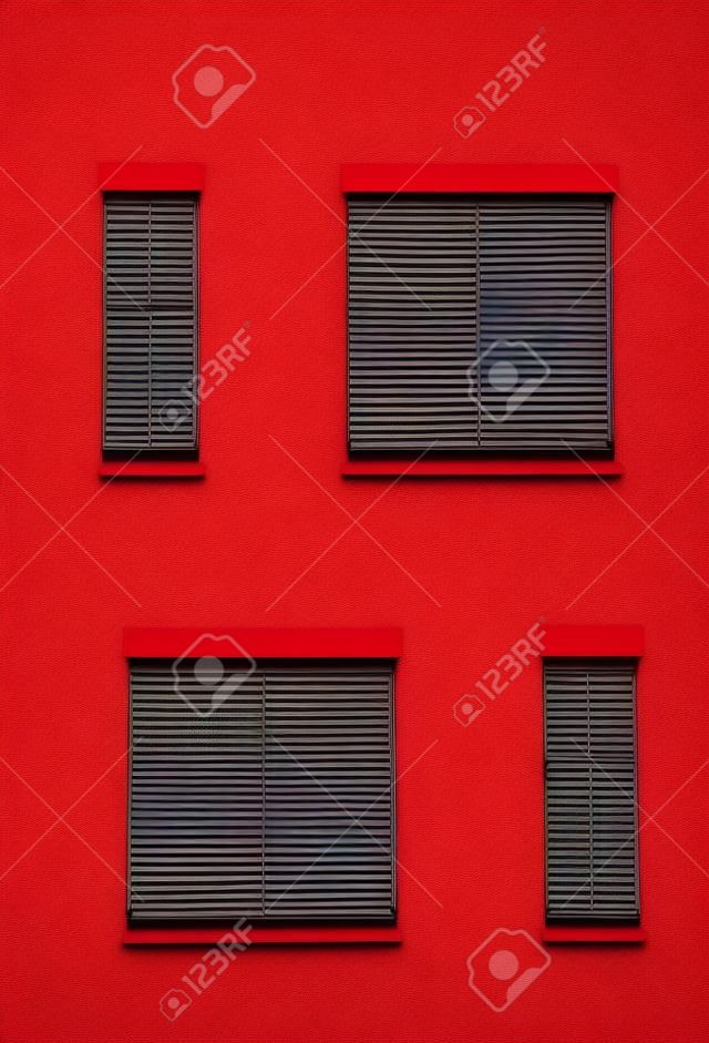 patroon van ramen met rode muur