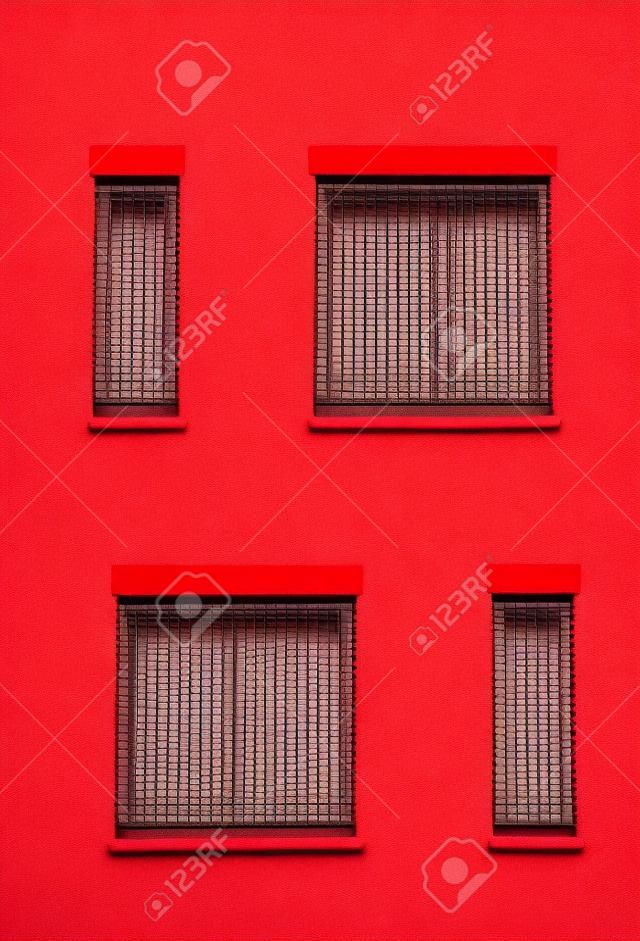 patroon van ramen met rode muur
